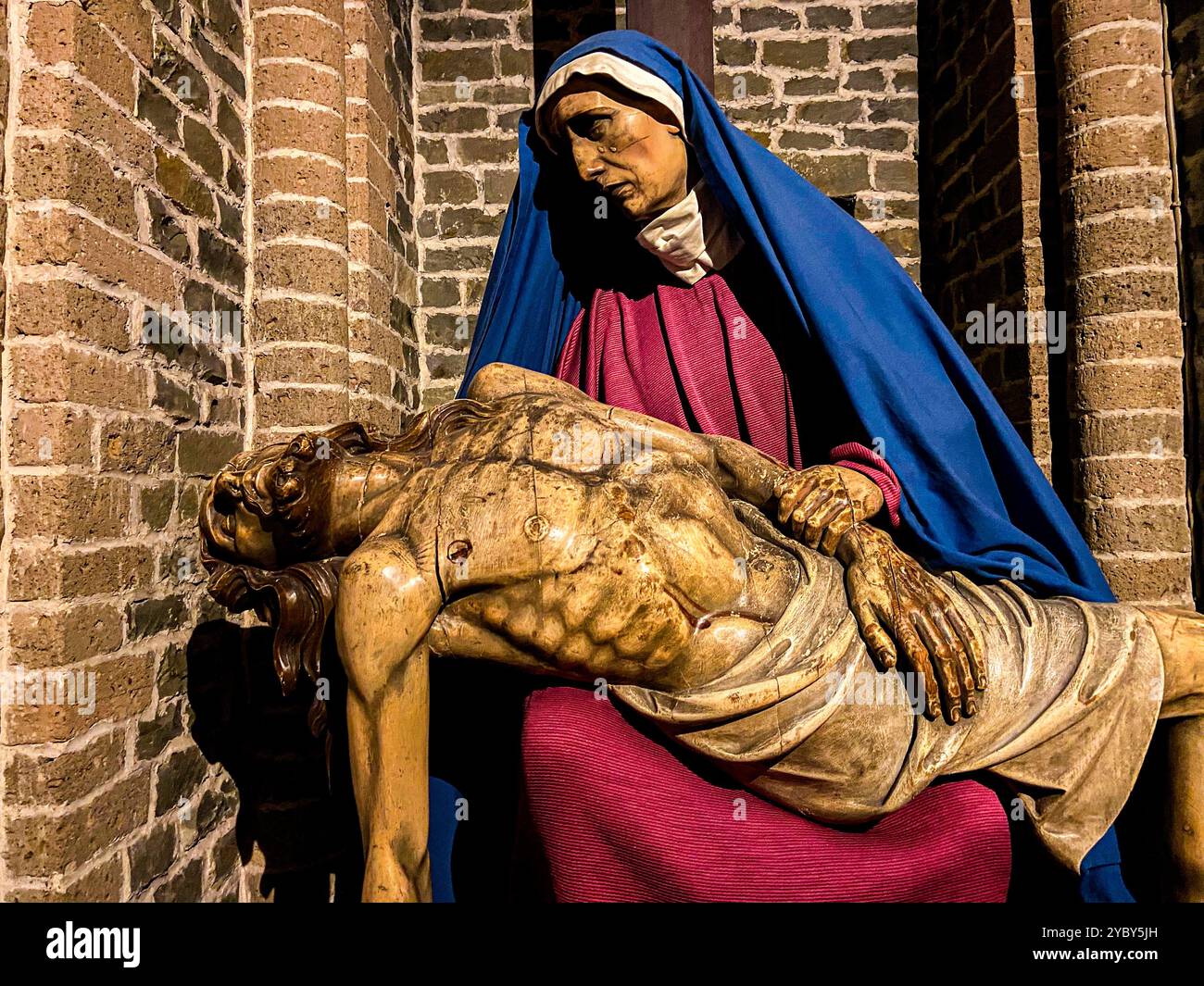 Statue Of Jezus Mary Holy Mary Jezus Statue Insude A Brugge Down 