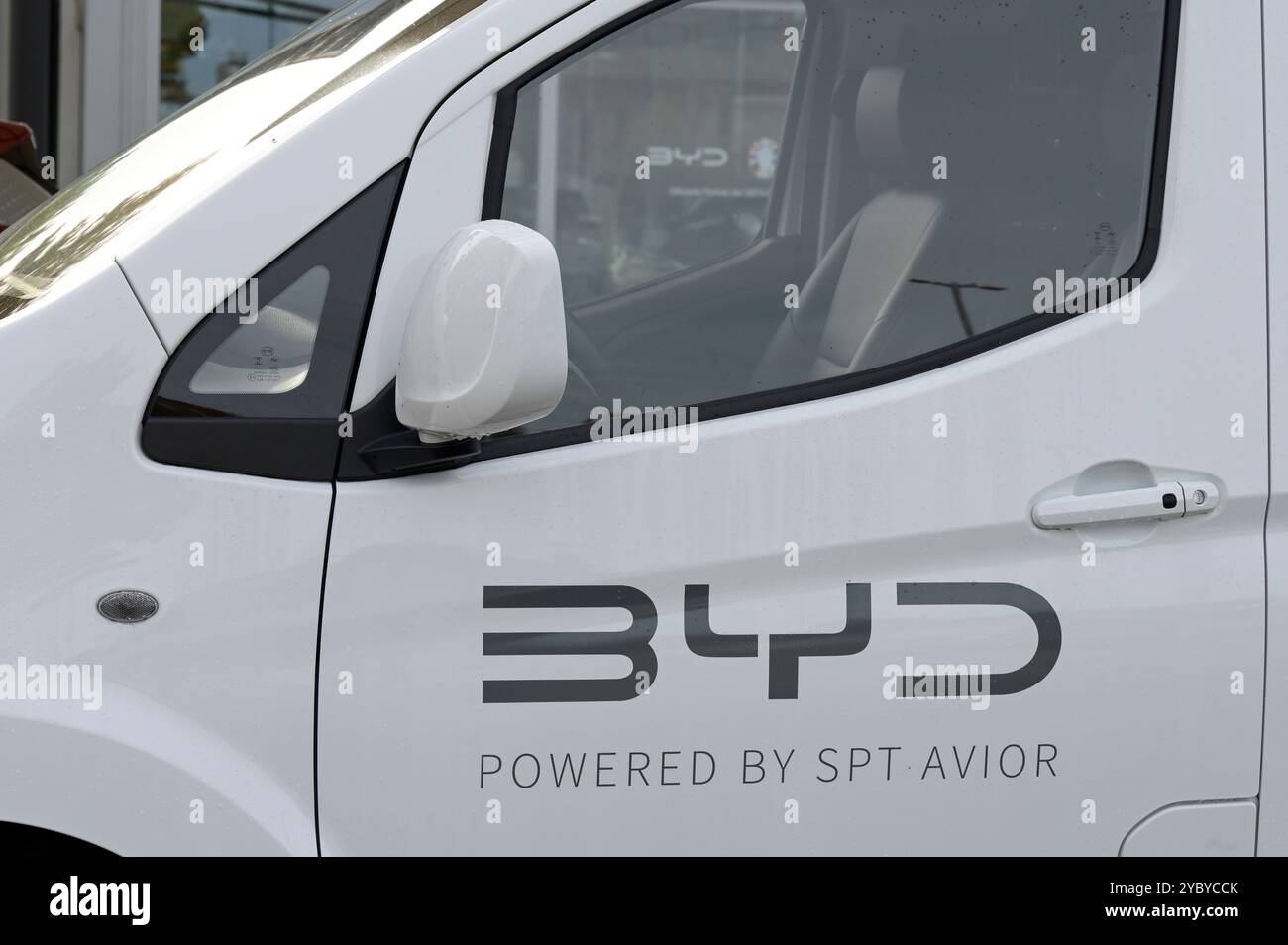 GERMANY, Sittensen, car dealer offers chinese electric car BYD / DEUTSCHLAND, Sittensen, Autohaus für chinesische Elektroautos BYD Kleintransporter ETP3, Made in China Stock Photo