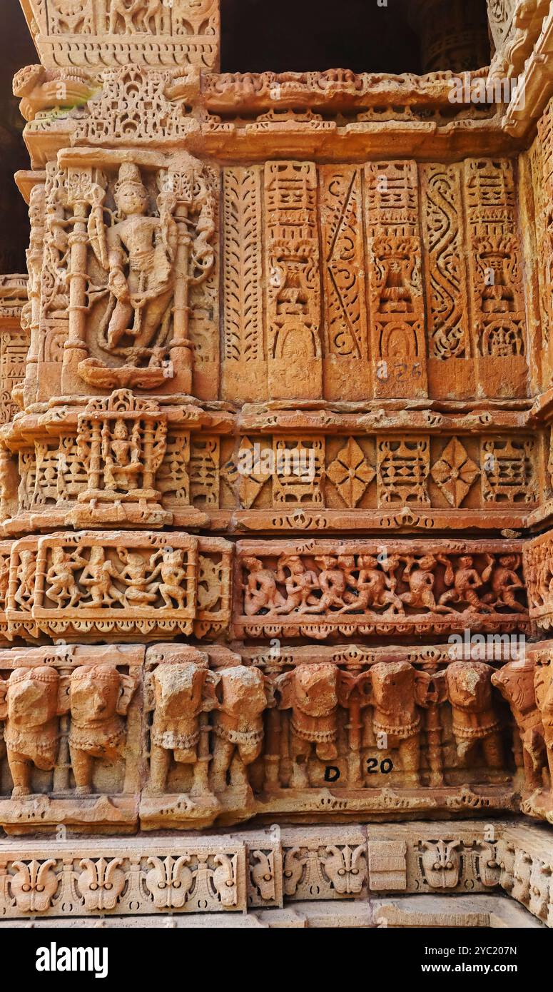 Tample Animal Beautiful carvings of Hindu deities and animals on the mandapa of ...
