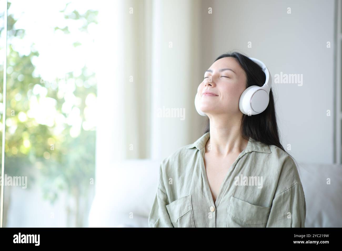 Headphone female asian hi-res stock photography and images - Alamy