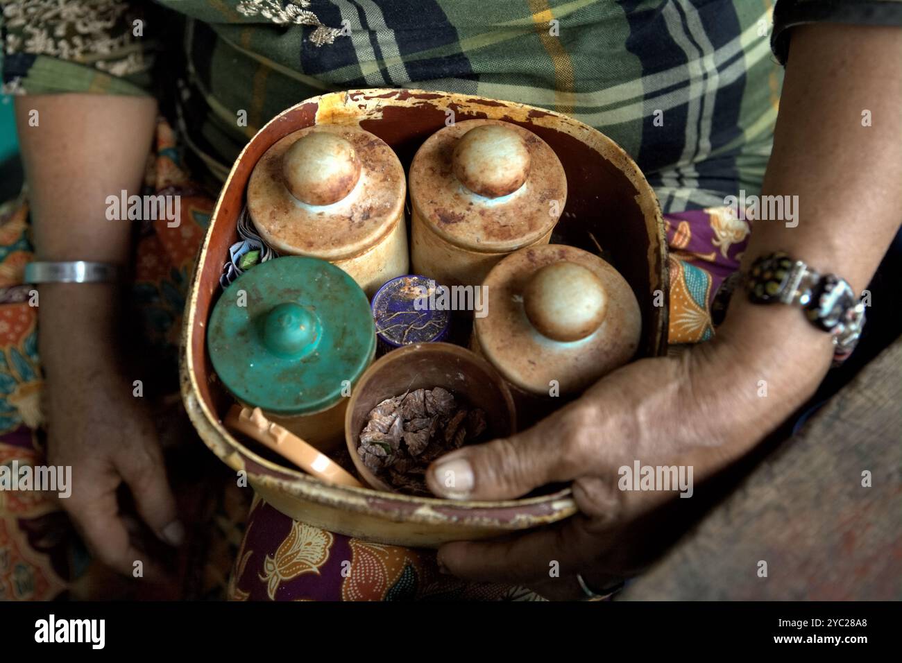 Betel chewing equipment hi-res stock photography and images - Alamy