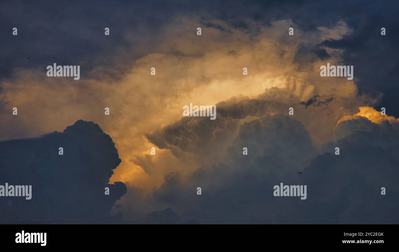 Big beautiful cloudy sunset sky hi-res stock photography and images - Alamy