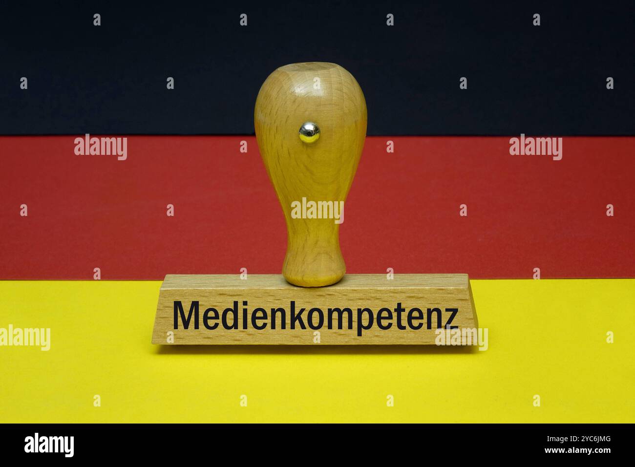 Stempel auf Deutschlandfahne mit Medienkompetenz Stempel auf ...