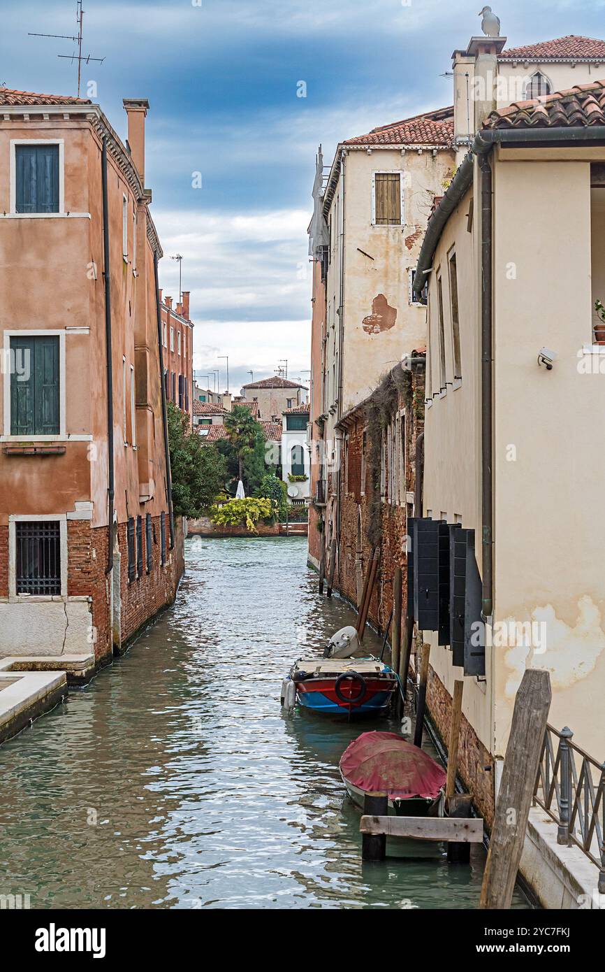 Narrow facades hi-res stock photography and images - Alamy