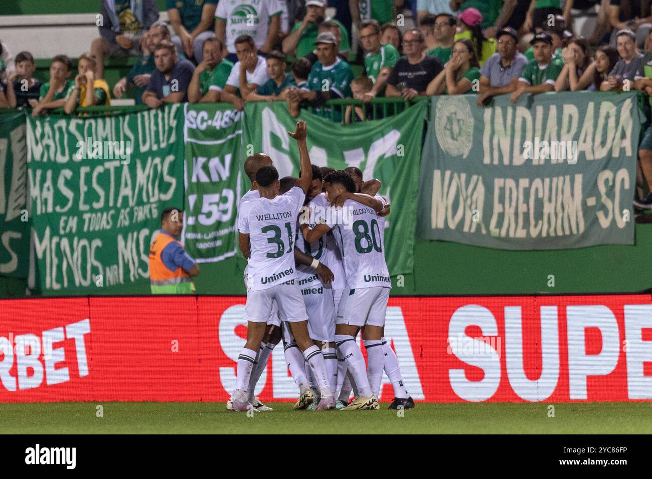 SC - CHAPECO - 10/21/2024 - BRAZILIAN B 2024, CHAPECOENSE x GOIAS - Lucas Buchecha, a Goias player, celebrates his goal with players from his team during a match against Chapecoense at the Arena Conda stadium for the 2024 Brazilian B championship. Photo: Liamara Polli/AGIF Stock Photo