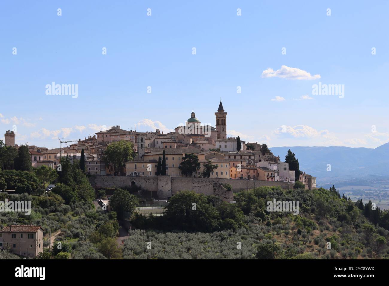 Classic italian hill town hi-res stock photography and images - Alamy