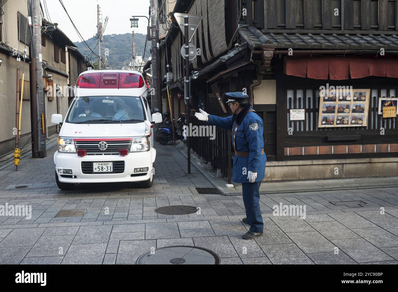 23.12.2017, Kyoto, Japan, Asia, A traffic warden controls traffic at an intersection in the old town of Kyoto, Asia Stock Photo