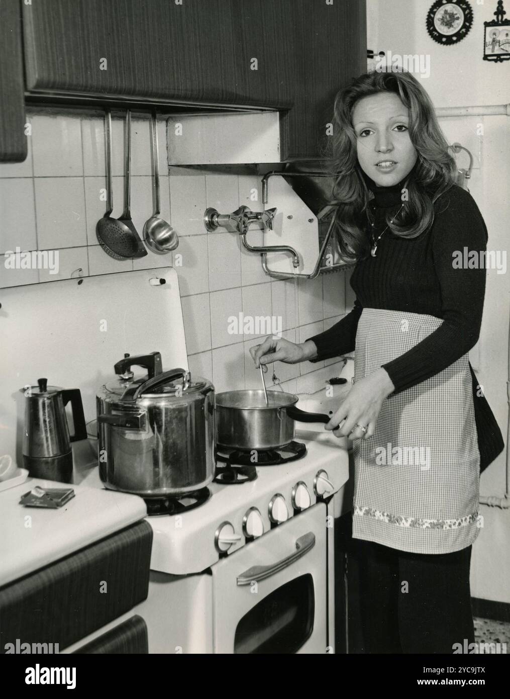 1970s kitchen cooking hi-res stock photography and images - Alamy