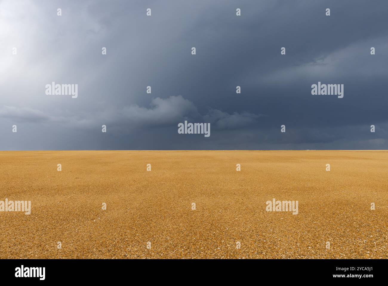 Gelber Strand an der Atlantikküste von Frankreich. Dunkle Wolken am Himmel. Stock Photo