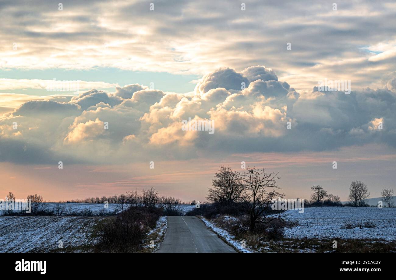 Country road spectacular clouds hi-res stock photography and images - Alamy