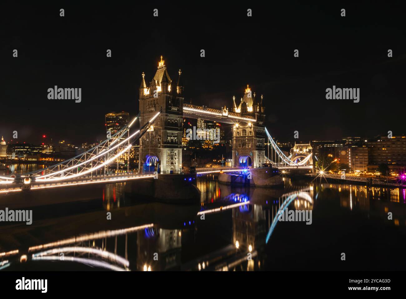London skyline night reflection hi-res stock photography and images - Alamy