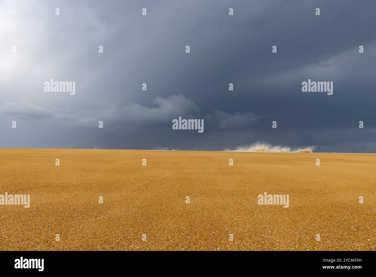 Strand an der Atlantiküste mit dramatischen Himmel. Schwarze Wolken am Himmel. Auf dem Strand landet Gischt. Stock Photo