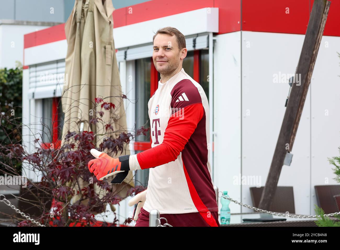 Manuel Neuer FC Bayern Muenchen 01 Auf Dem Weg Aus Der Kabine Zum manuel-neuer-fc-bayern-muenchen-01-auf-dem-weg-aus-der-kabine-zum