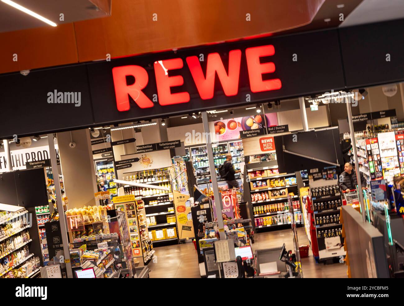 Rewe Store Germany REWE. East Side Mall ist an der Warschauer Brücke in Berlin ...