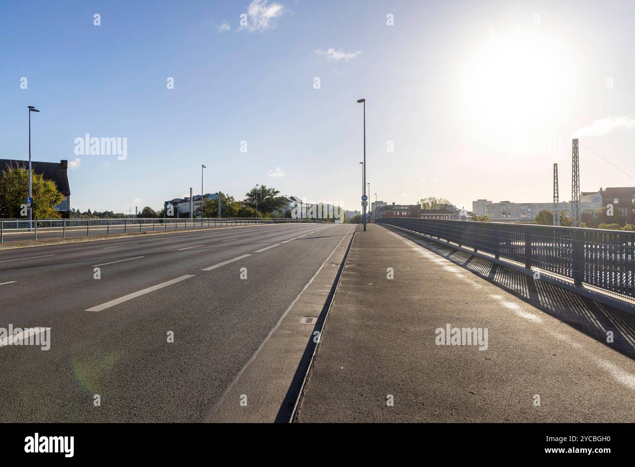 Menschenleere Straßenbrücke nahe Bahnhof Berlin Lichtenberg. // 29.09.