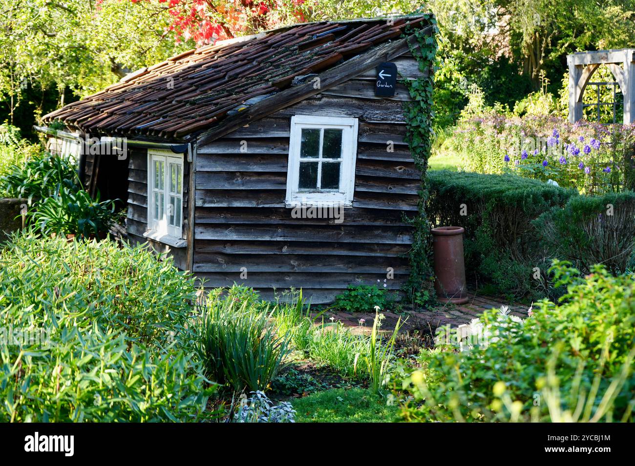 Pretty garden shed hi-res stock photography and images - Alamy