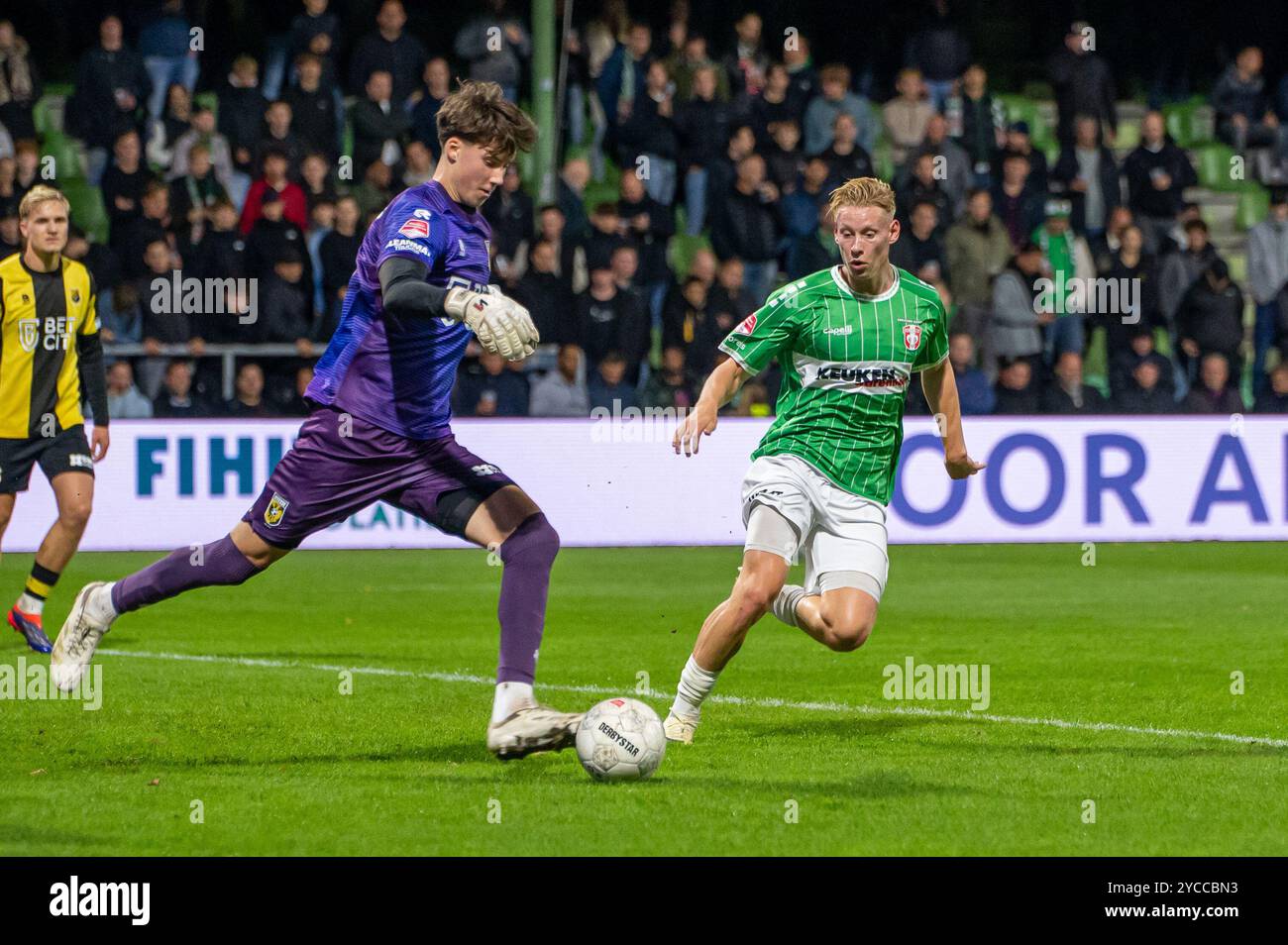 Dordrecht - Vitesse goalkeeper Tom Bramel, Rocco Robert Shein of FC Dordrecht during the tenth round of the Keuken Kampioen Divisie season 2024/2025. The match is set between FC Dordrecht and Vitesse at M-Scores Stadion on 22 October 2024 in Dordrecht, The Netherlands. (VK Sportphoto/Nick Koole) Stock Photo