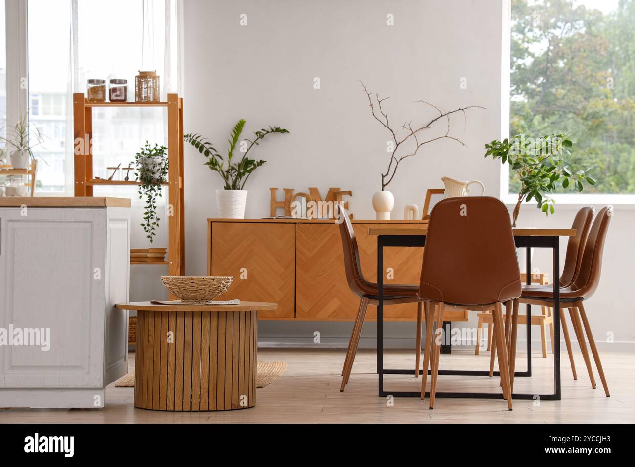 Interior of light modern kitchen Stock Photo - Alamy