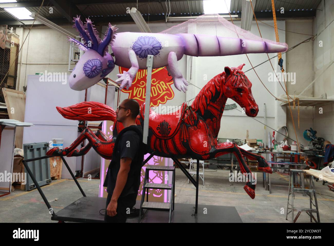 Parade float making hi-res stock photography and images - Alamy