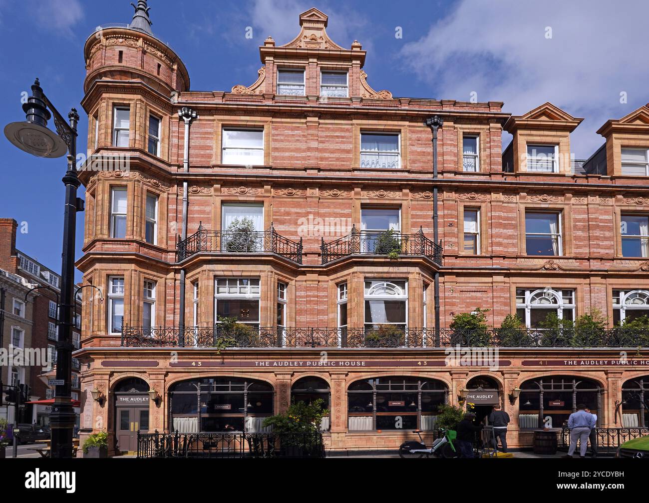 Ornately decorated 19th century building in Mayfair with pub Stock Photo