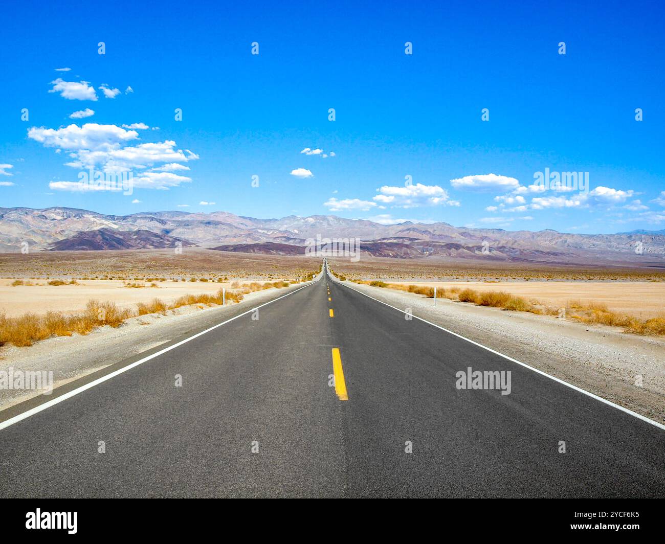 road in death valley desert with horizon view Stock Photo - Alamy
