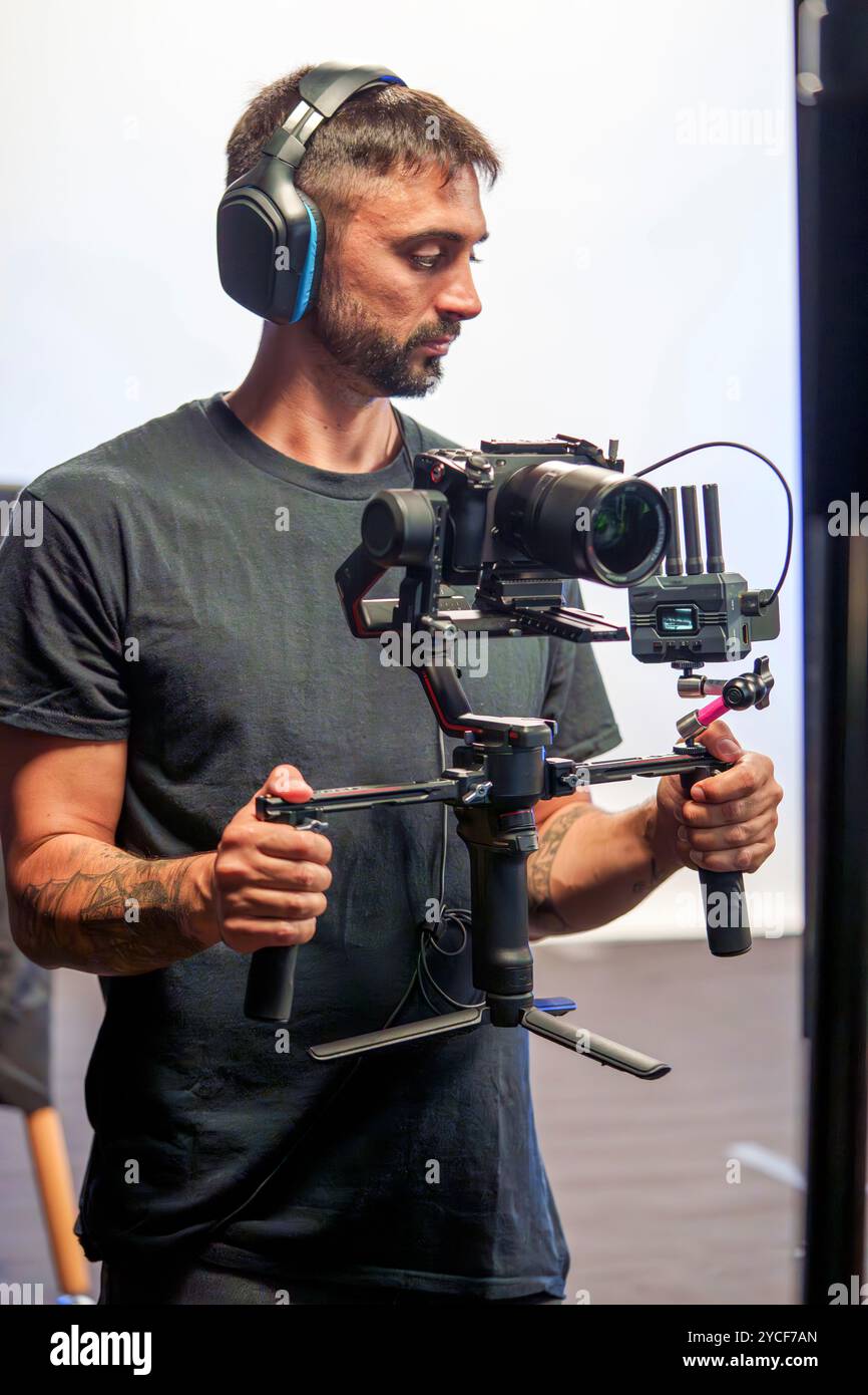 Camera operator on film set hi-res stock photography and images - Alamy