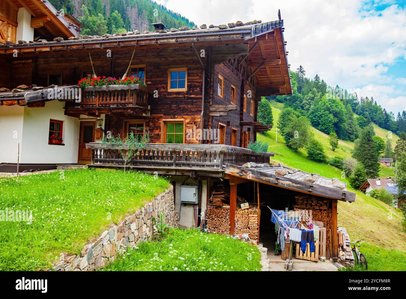 Houses built on steep slope hi-res stock photography and images - Alamy, image size:1300x956