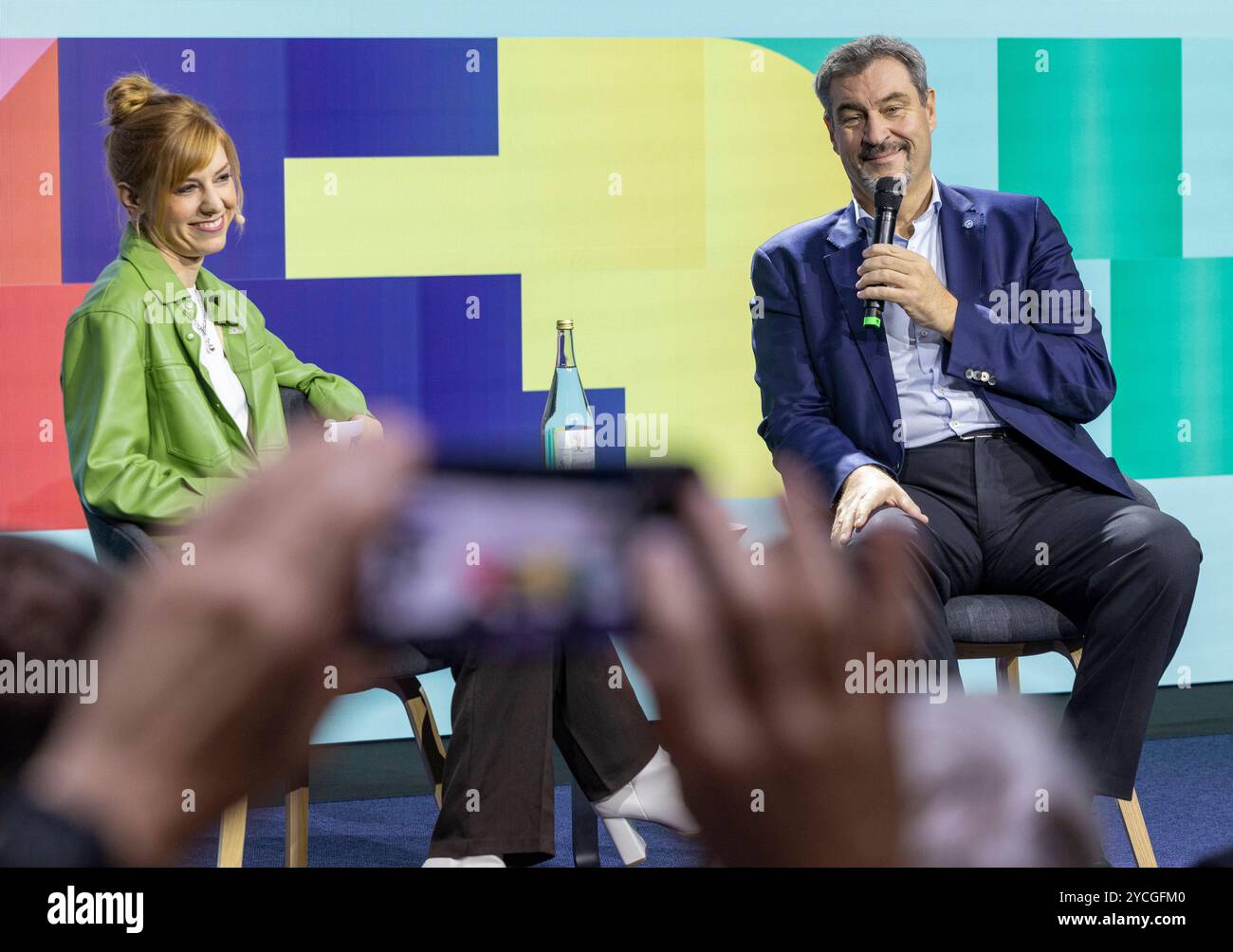 Der bayerische Ministerpraesident Markus Soeder Söder, CSU, und die Moderatorin Eva Schulz am Mittwoch 23.10.204 bei der Eroeffnung der Muenchner Medientage. Markus Soeder hat dazu aufgerufen, neue Medientechnologien nicht extremen Kraeften zu ueberlassen. Jeder, der meint, TikTok ist doof, darf sich nicht wundern, wenn er nicht mehr vorkommt , sagte Soeder bei der Eroeffnung der Muenchner Medientage am Mittwoch. Eine Gefahr fuer die Demokratie gehe nicht von einzelnen Posts aus, sondern von dem, was in Whatsapp-Gruppen abgeht , stellte Soeder fest. Virtuellen Realitaeten koenne man aber auch Stock Photo