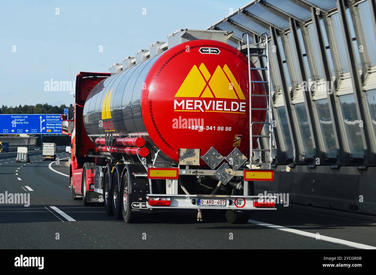 Mervielde Belgien, Transporte - Spedition. LKW auf der Autobahn A3 bei ...