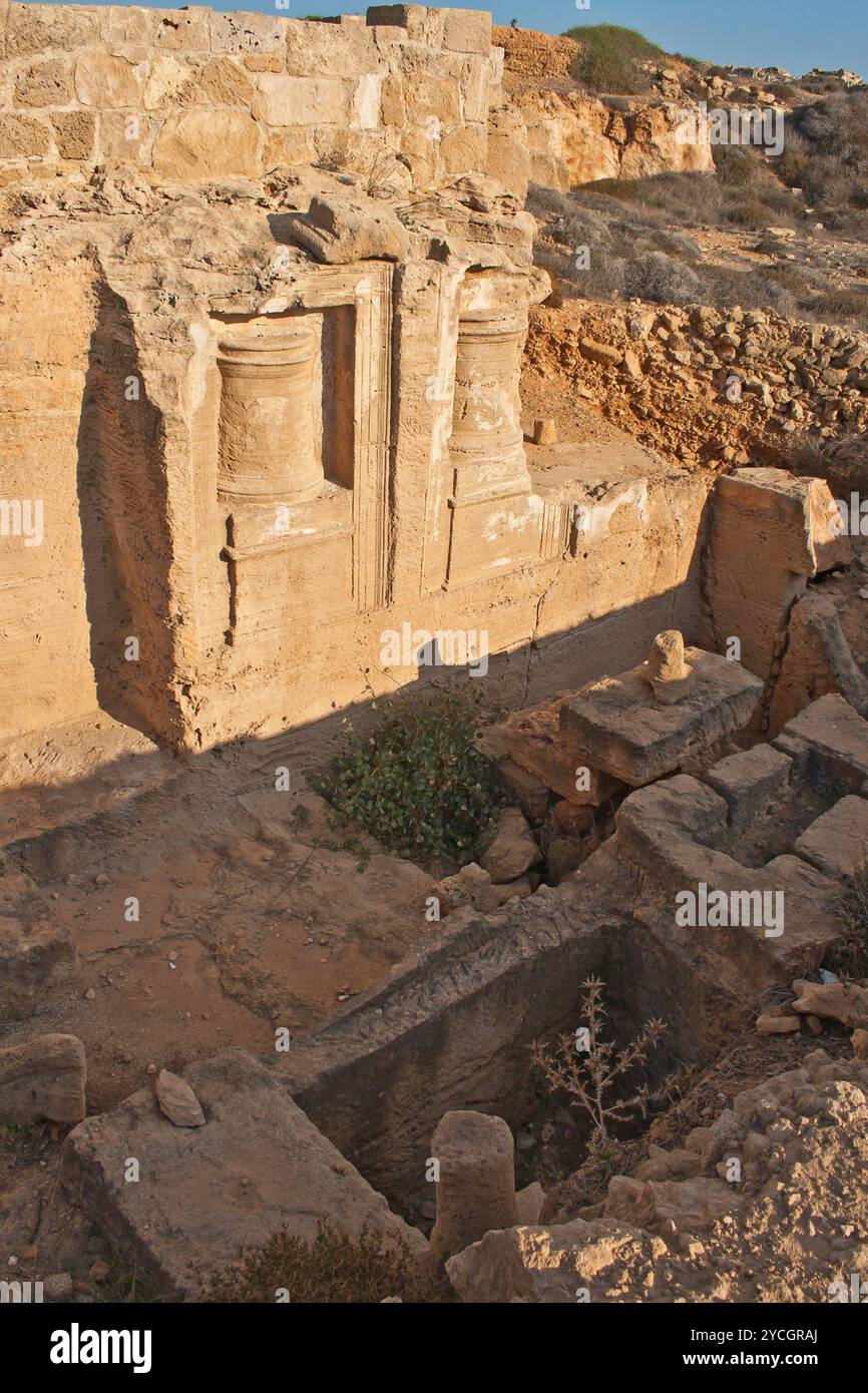 Desert tombs hi-res stock photography and images - Alamy