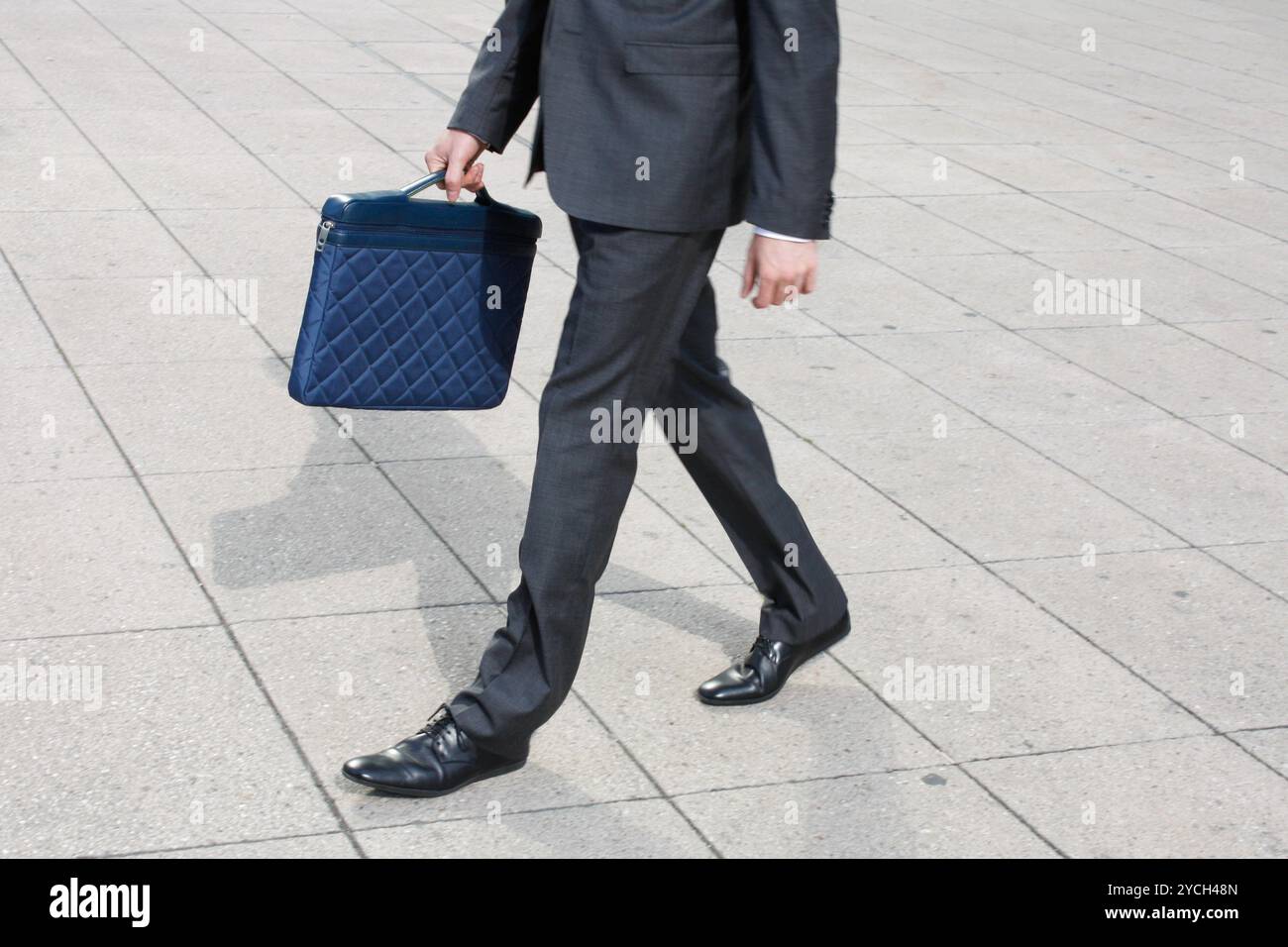 Man with briefcase walking hi-res stock photography and images - Alamy