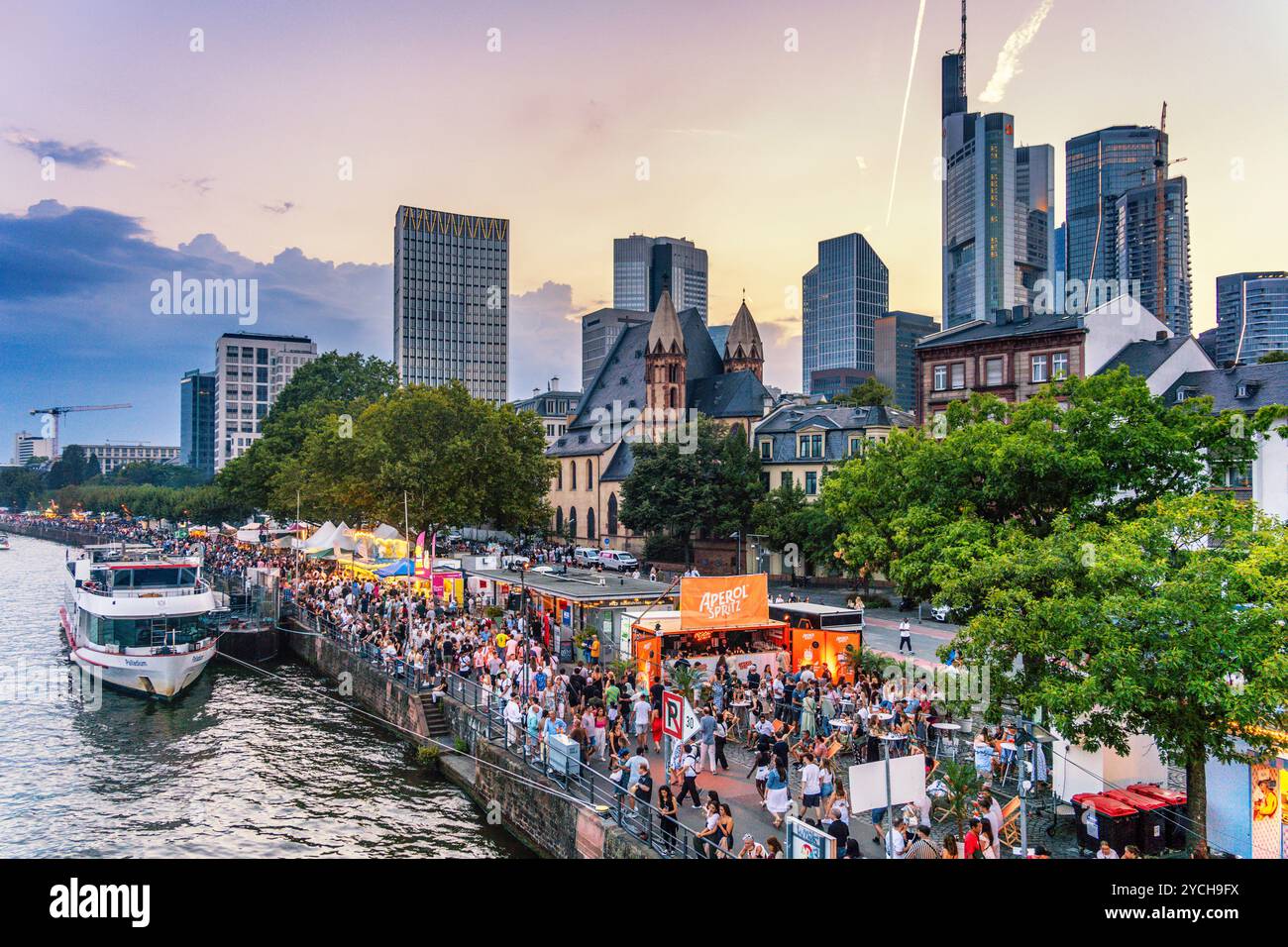 museumsuferfest-mainufer-menschenmenge-skyline-bankenviertel