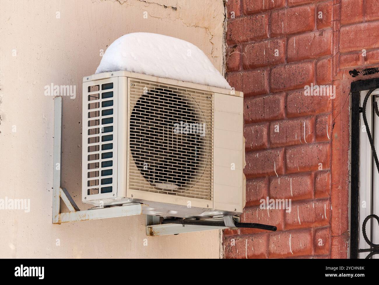Air conditioner mounted on wall hi-res stock photography and images - Alamy