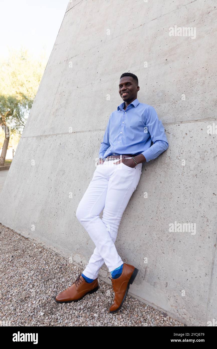 Man wearing black shoes and black jeans hi-res stock photography and images 