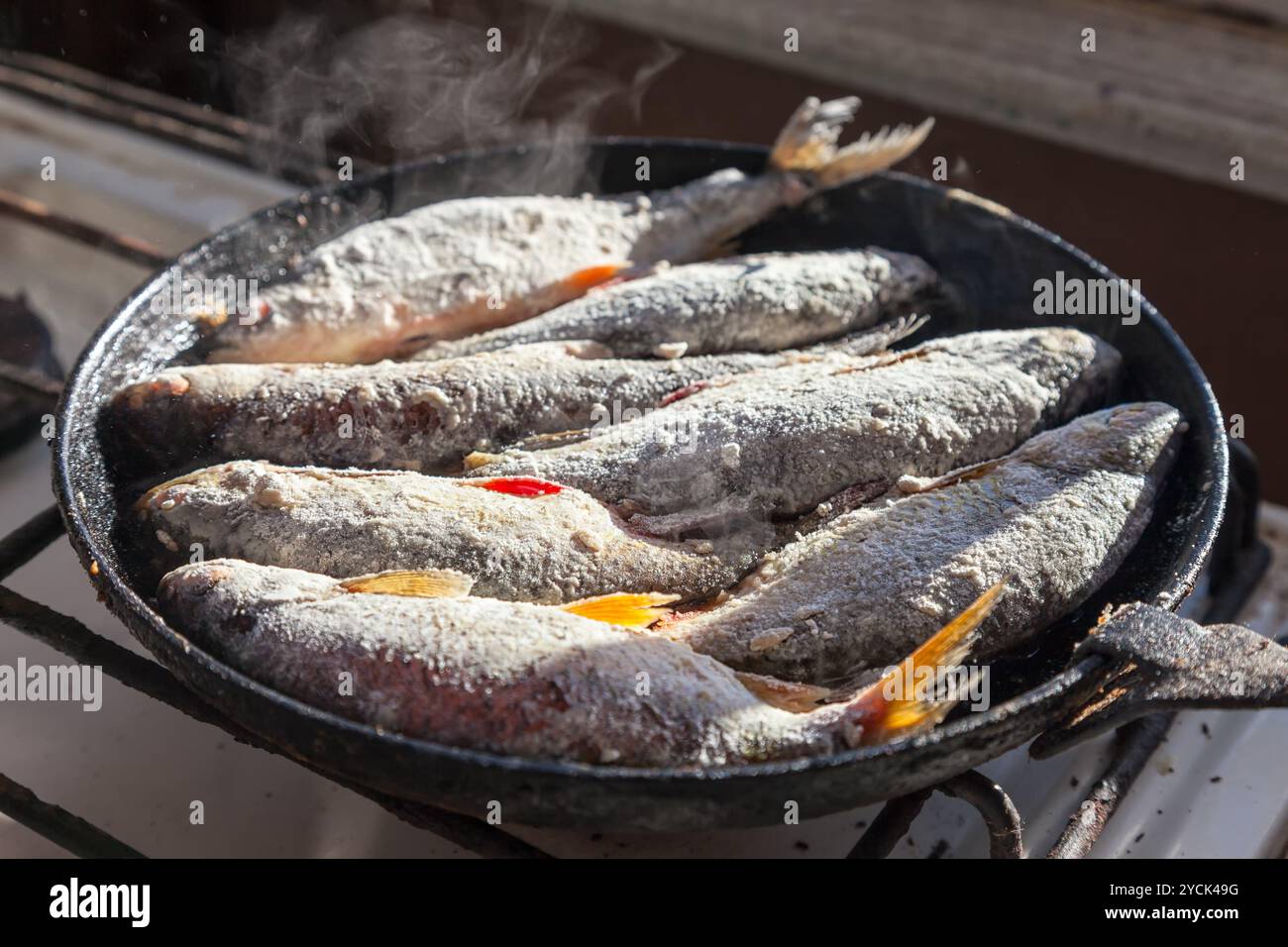 Old cooking oil in pan hi-res stock photography and images - Alamy