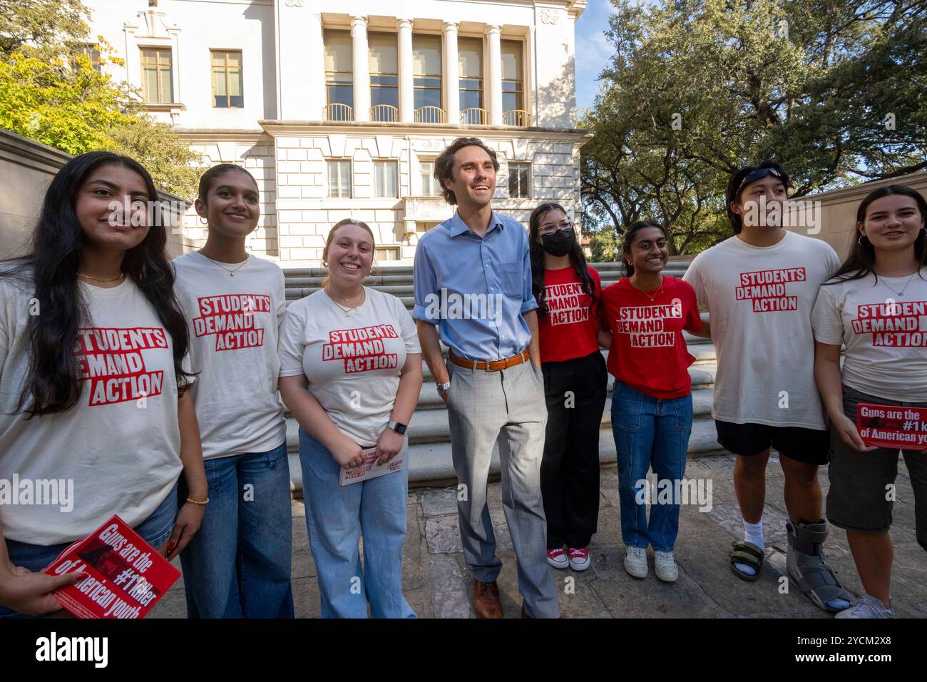 Austin, Tx, USA. 22nd Oct, 2024. Gun safety advocate DAVID HOGG talks to students on the West Mall at the University of Texas at Austin on October 22, 2024 at an appearance with Mayor Kirk Watson. Hogg, 24, founder of March for Our Lives, was a seventeen-year-old student at Marjory Stoneman Douglas High School in Parkland, FL when a gunman killed 17 of his classmates on Feb. 14, 2018. (Credit Image: © Bob Daemmrich/ZUMA Press Wire) EDITORIAL USAGE ONLY! Not for Commercial USAGE! Stock Photo