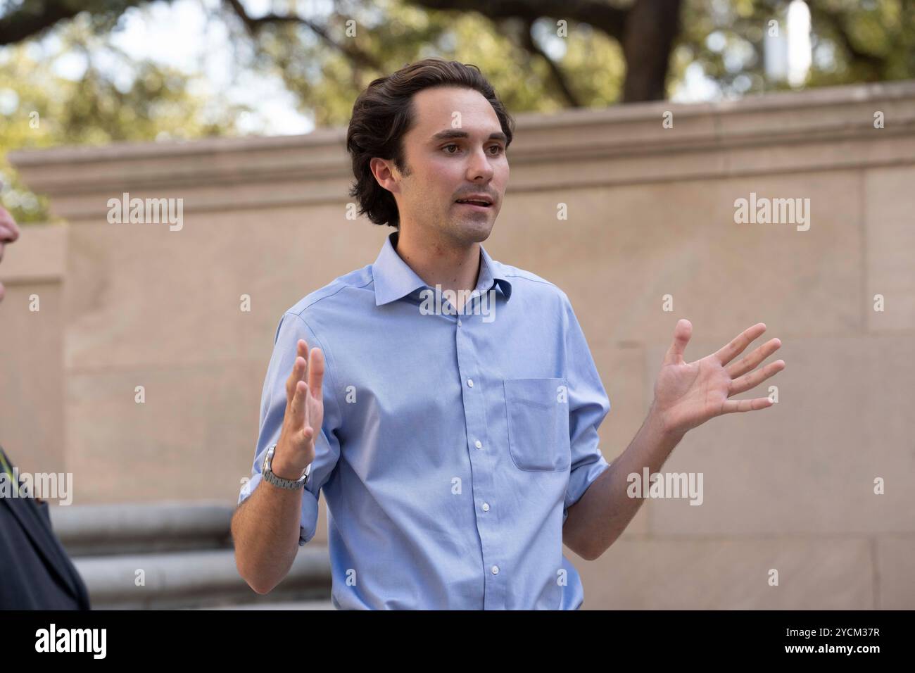 Austin, Tx, USA. 22nd Oct, 2024. Gun safety advocate DAVID HOGG talks to students on the West Mall at the University of Texas at Austin on October 22, 2024 at an appearance with Mayor Kirk Watson. Hogg, 24, founder of March for Our Lives, was a seventeen-year-old student at Marjory Stoneman Douglas High School in Parkland, FL when a gunman killed 17 of his classmates on Feb. 14, 2018. (Credit Image: © Bob Daemmrich/ZUMA Press Wire) EDITORIAL USAGE ONLY! Not for Commercial USAGE! Stock Photo