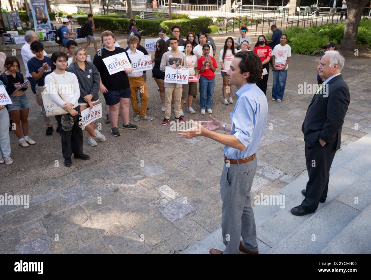 Austin, Tx, USA. 22nd Oct, 2024. Gun safety advocate DAVID HOGG talks to students on the West Mall at the University of Texas at Austin on October 22, 2024 at an appearance with Mayor Kirk Watson. Hogg, 24, founder of March for Our Lives, was a seventeen-year-old student at Marjory Stoneman Douglas High School in Parkland, FL when a gunman killed 17 of his classmates on Feb. 14, 2018. (Credit Image: © Bob Daemmrich/ZUMA Press Wire) EDITORIAL USAGE ONLY! Not for Commercial USAGE! Stock Photo