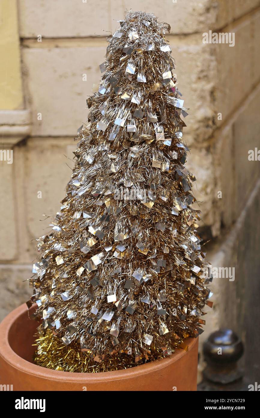 Silver tinsel christmas tree hi-res stock photography and images - Alamy