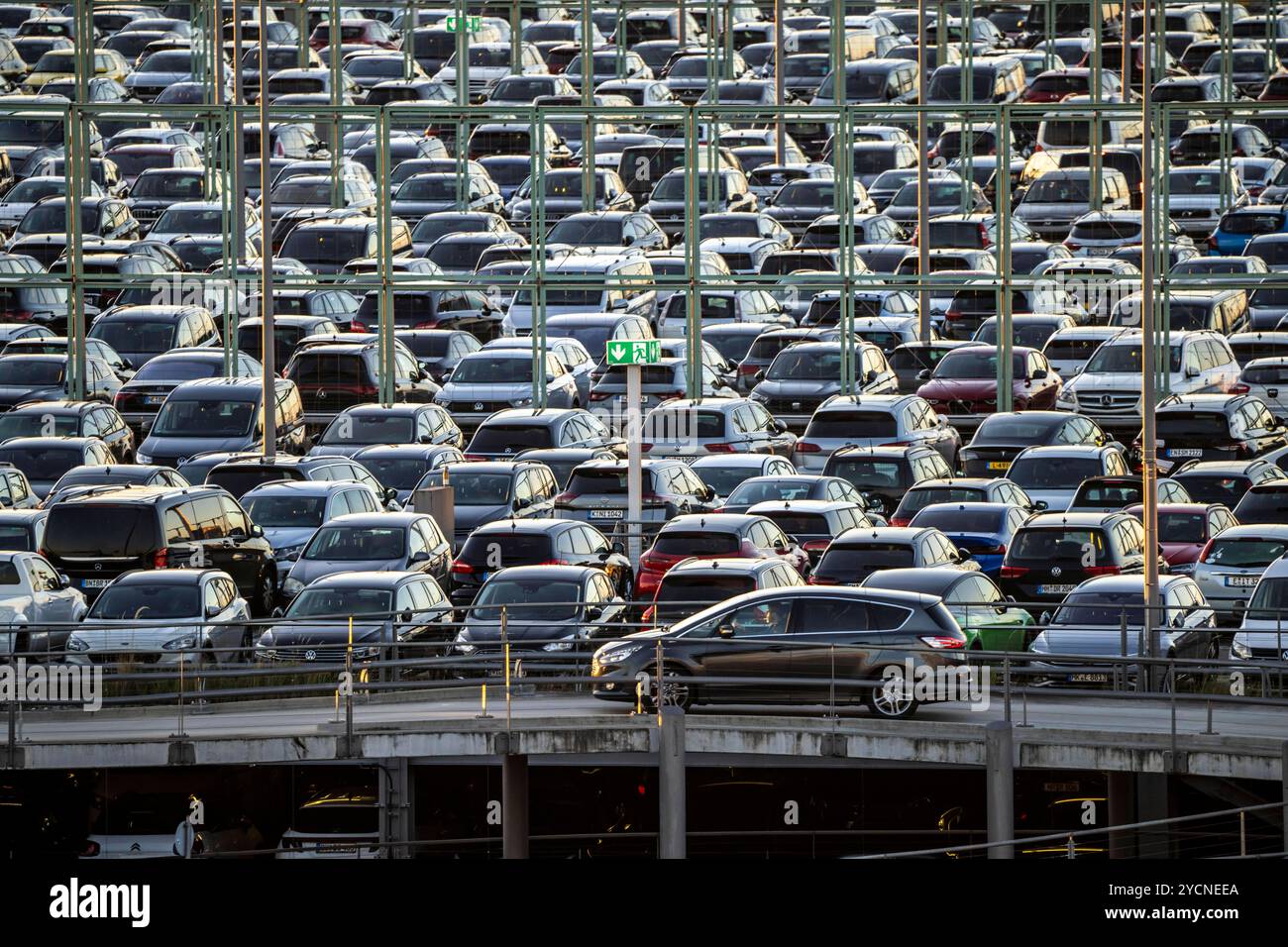 Volles Parkhaus P2 Am Flughafen K ln Bonn NRW Deutschland Parkhaus volles-parkhaus-p2-am-flughafen-k-ln-bonn-nrw-deutschland-parkhaus