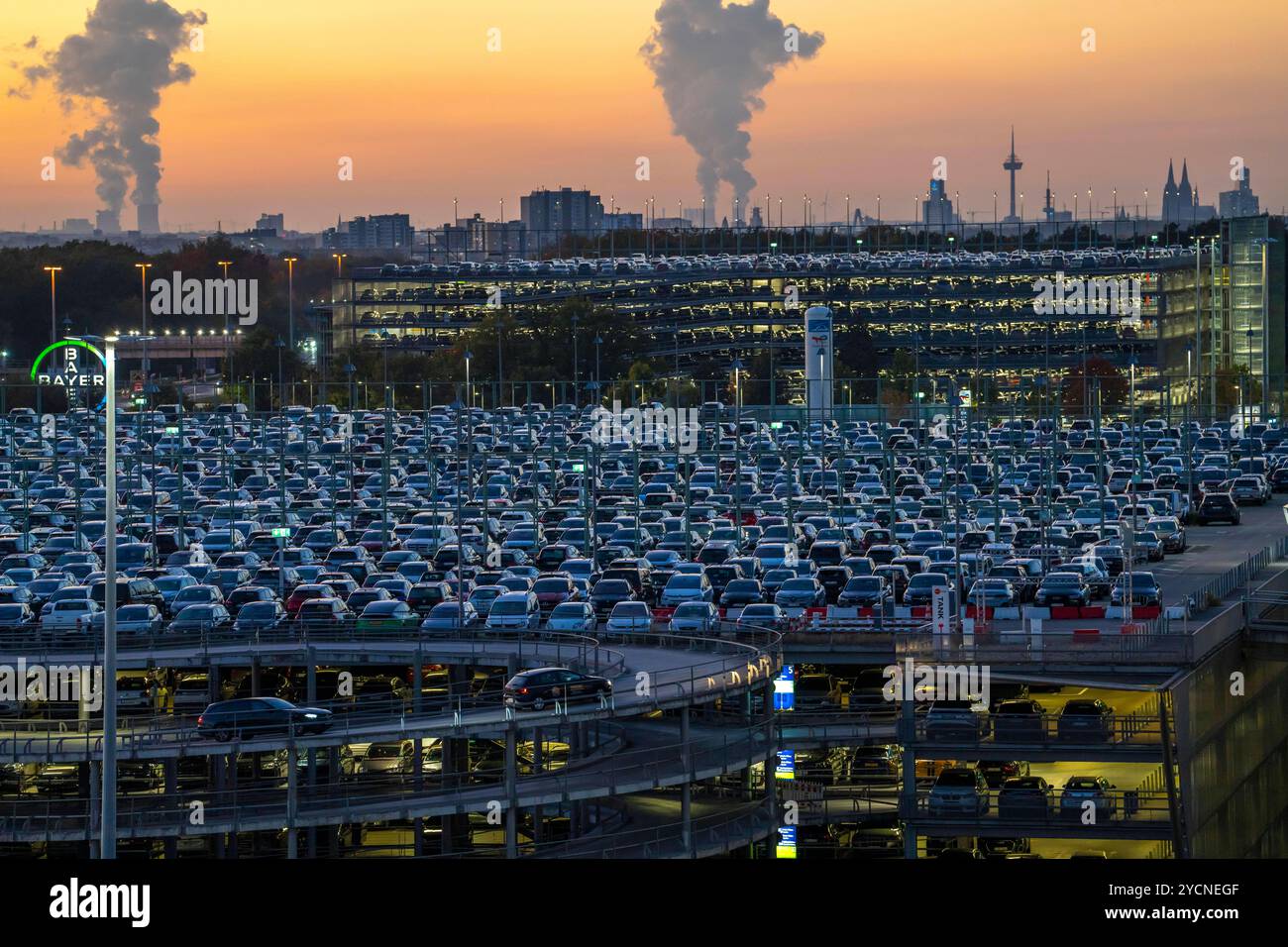 Volles Parkhaus P2 Am Flughafen K ln Bonn Hinten Parkhaus P3 Und volles-parkhaus-p2-am-flughafen-k-ln-bonn-hinten-parkhaus-p3-und
