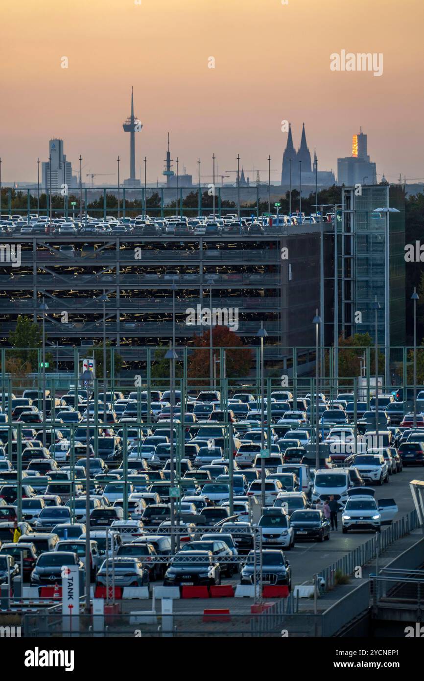 Volles Parkhaus P2 Am Flughafen K ln Bonn Hinten Parkhaus P3 Und volles-parkhaus-p2-am-flughafen-k-ln-bonn-hinten-parkhaus-p3-und
