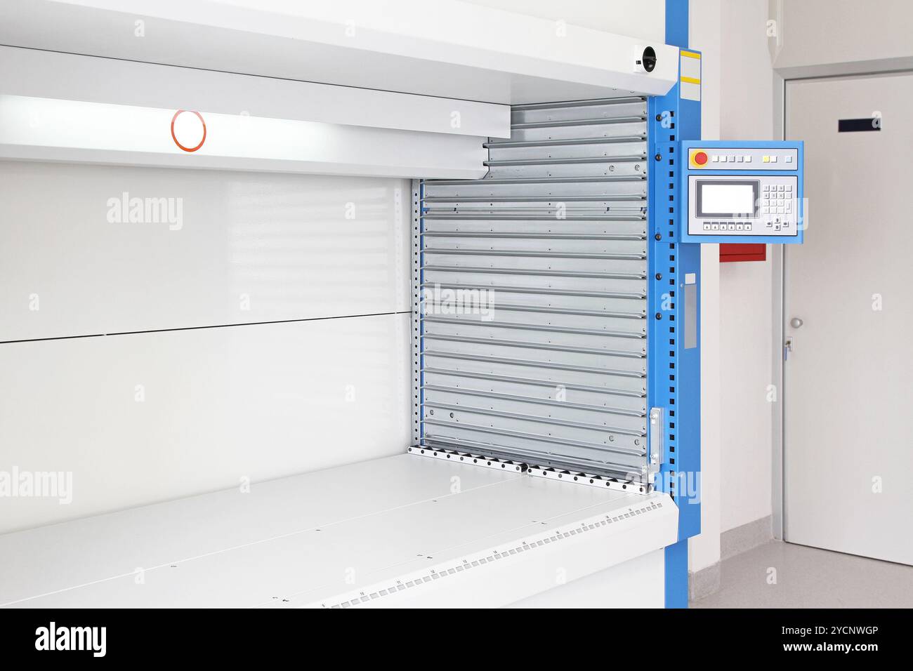 Vertical storage lift Stock Photo - Alamy