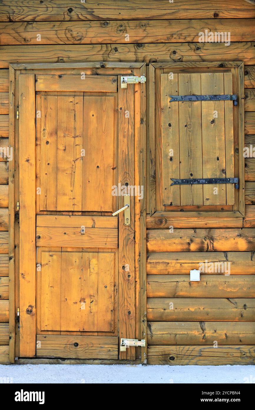 Old log storage shed hi-res stock photography and images - Alamy