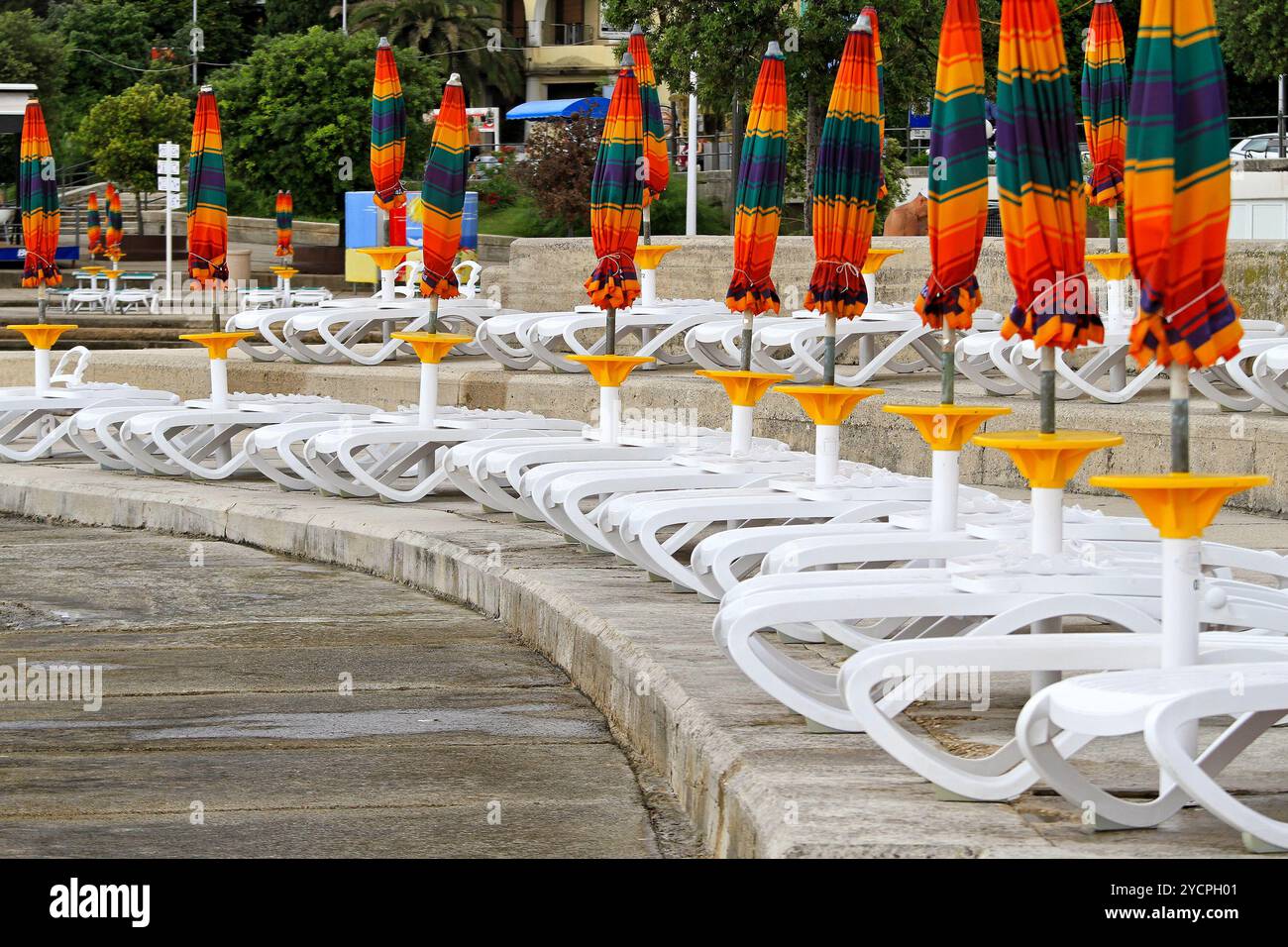 Row of deck chairs hi-res stock photography and images - Alamy