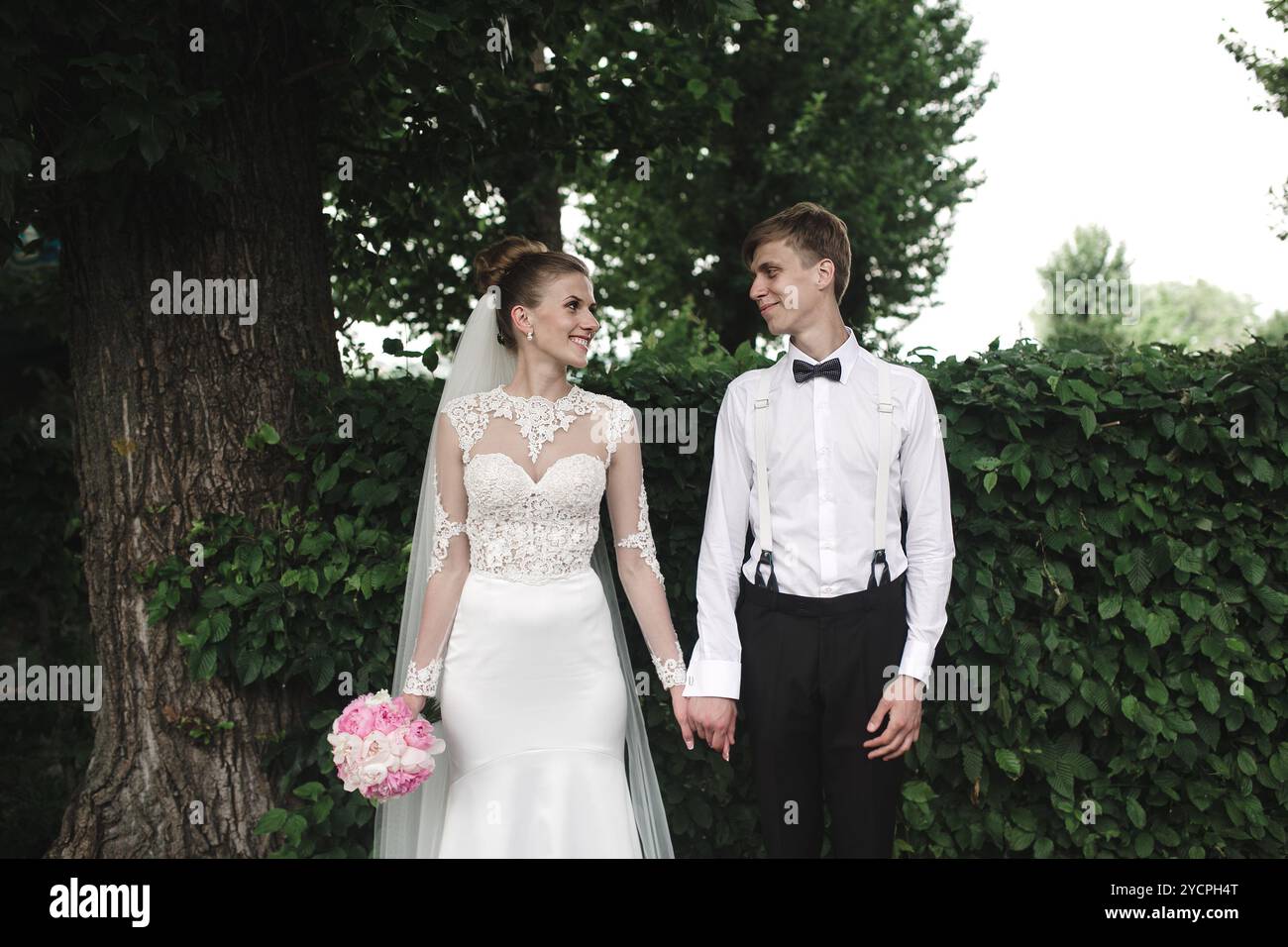 Bride and groom at wedding reception hi-res stock photography and ...