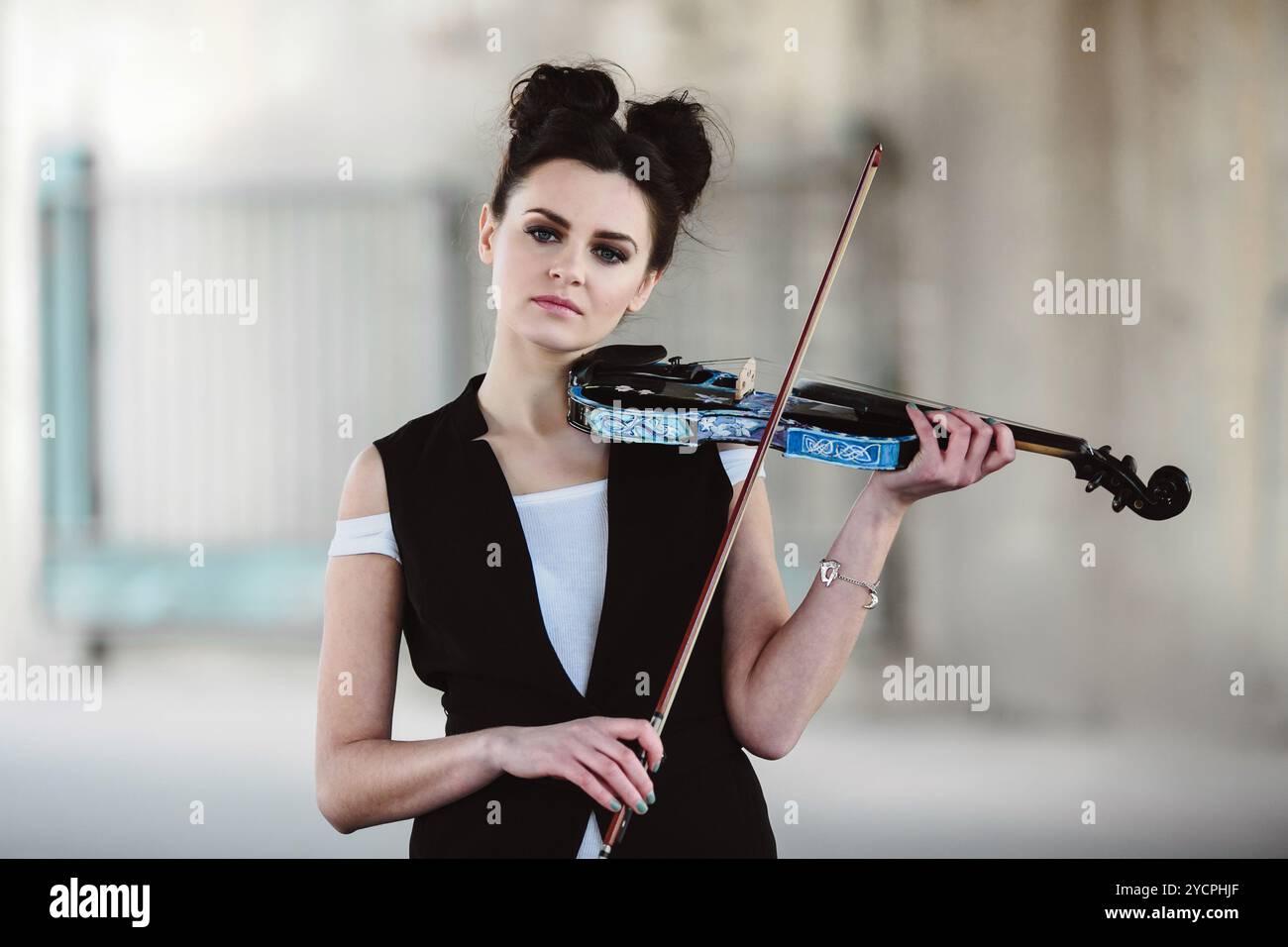 Beautiful girl with violin posing Stock Photo - Alamy