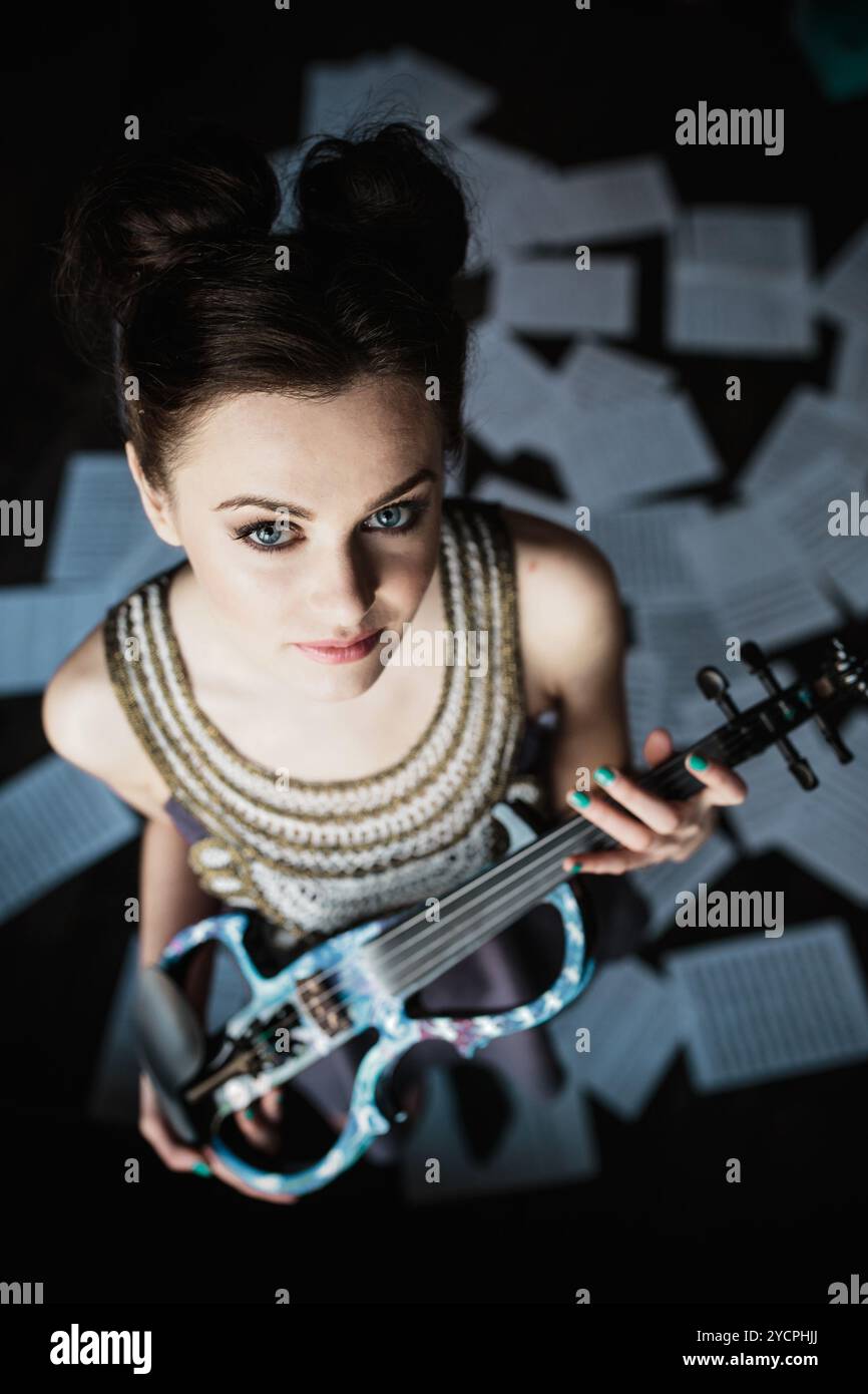 girl posing in a room and holding a violin Stock Photo - Alamy