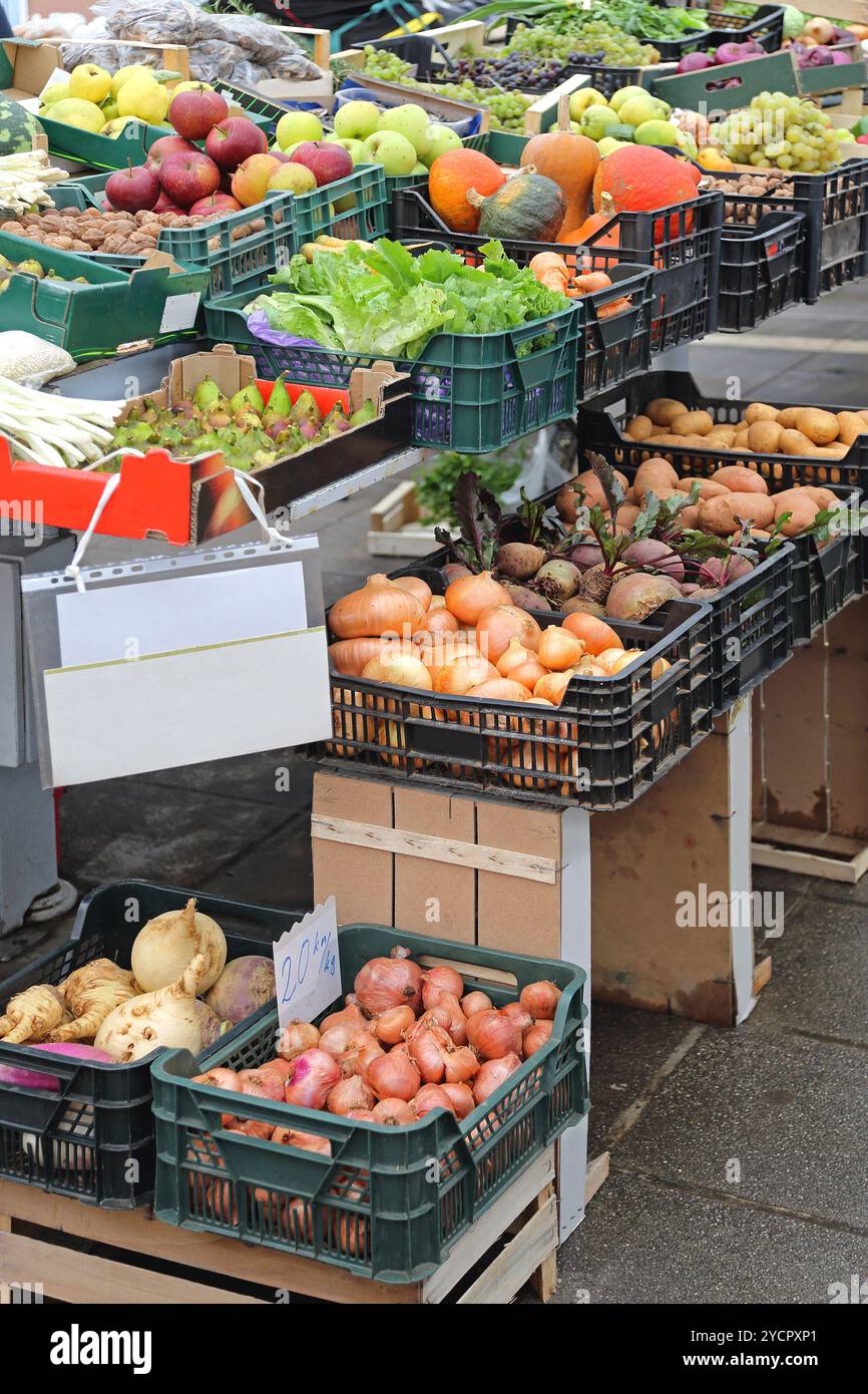 Organic Produce Food at Farmers Market Stall Stock Photo - Alamy