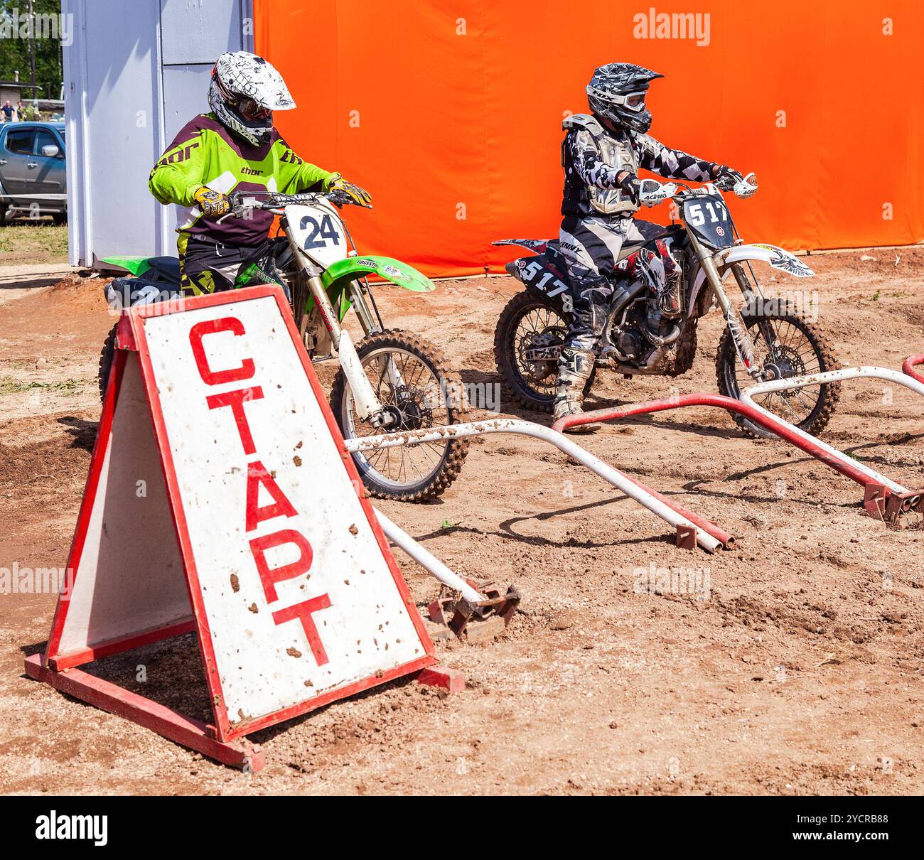 Motorcycle Racing Starting Enduro racer starting engine dirt hi-res stock photography and images ...